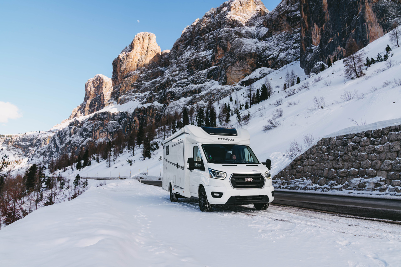 Etrusco T 7.3 QCF - Kamper półintegra: zdjęcie 1 Etrusco T 7.3 QCF - Kamper półintegra: zdjęcie 1