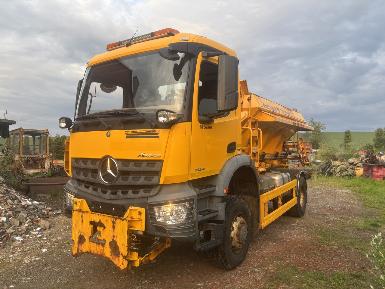 Mercedes AROCS 1824 4X4 GRITTER/SPREADER/PLOUGH - Maszyna do odśnieżania: zdjęcie 4 Mercedes AROCS 1824 4X4 GRITTER/SPREADER/PLOUGH - Maszyna do odśnieżania: zdjęcie 4