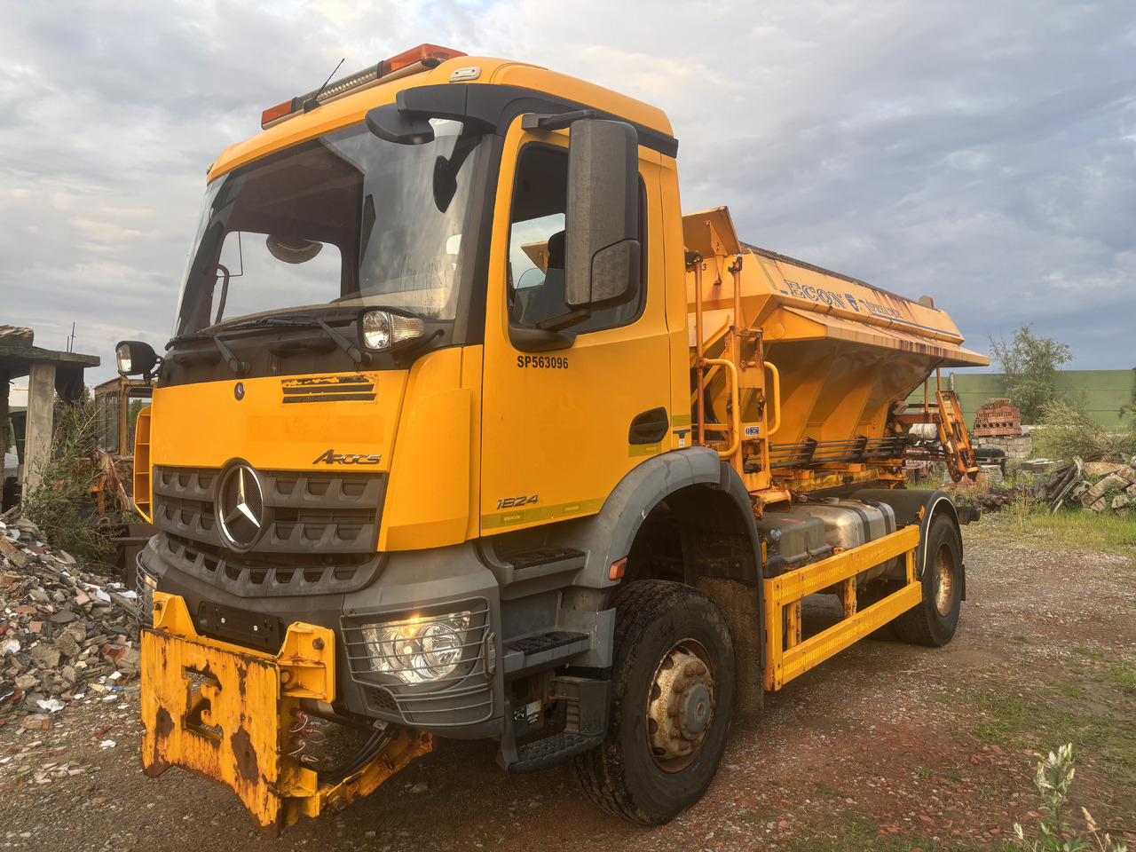 Mercedes AROCS 1824 4X4 GRITTER/SPREADER/PLOUGH - Maszyna do odśnieżania: zdjęcie 5 Mercedes AROCS 1824 4X4 GRITTER/SPREADER/PLOUGH - Maszyna do odśnieżania: zdjęcie 5