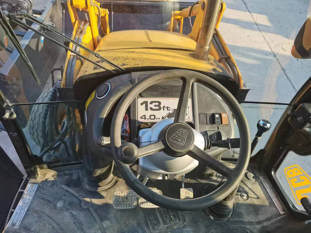 - Koparko-ładowarka: zdjęcie 4 - Koparko-ładowarka: zdjęcie 4