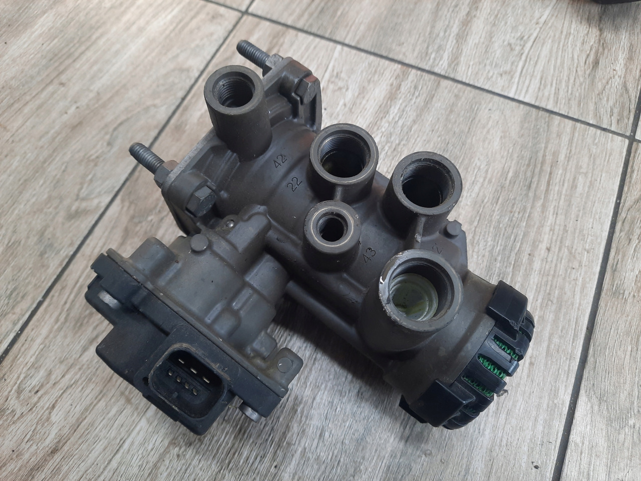 KNORR-BREMSE ZAWÓR NACZEPOWY EBS EUROPA RENAULT GAMA T C K RANGE MIDLUM D - Zawór hamulcowy do Samochodów ciężarowych: zdjęcie 2 KNORR-BREMSE ZAWÓR NACZEPOWY EBS EUROPA RENAULT GAMA T C K RANGE MIDLUM D - Zawór hamulcowy do Samochodów ciężarowych: zdjęcie 2