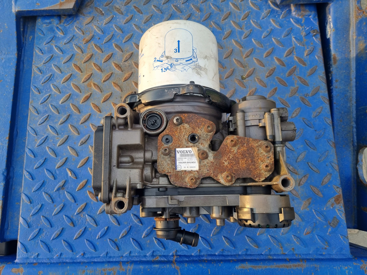 KNORR-BREMSE ZAWÓR OSUSZACZ POWIETRZA APM VOLVO FH 4 FM 4 FMX 4 EURO 6 - Części układu hamulcowego do Samochodów ciężarowych: zdjęcie 1 KNORR-BREMSE ZAWÓR OSUSZACZ POWIETRZA APM VOLVO FH 4 FM 4 FMX 4 EURO 6 - Części układu hamulcowego do Samochodów ciężarowych: zdjęcie 1
