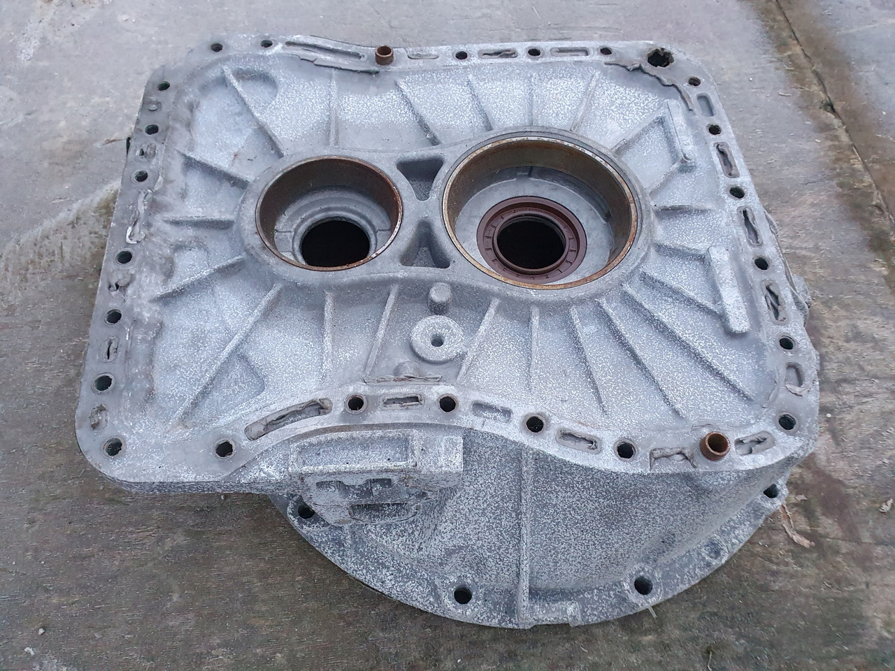 RENAULT OBUDOWA KOŁNIERZ SKRZYNI ISHIFT AUTOMAT VOLVO RENAULT - Skrzynia biegów i części do Samochodów ciężarowych: zdjęcie 4 RENAULT OBUDOWA KOŁNIERZ SKRZYNI ISHIFT AUTOMAT VOLVO RENAULT - Skrzynia biegów i części do Samochodów ciężarowych: zdjęcie 4