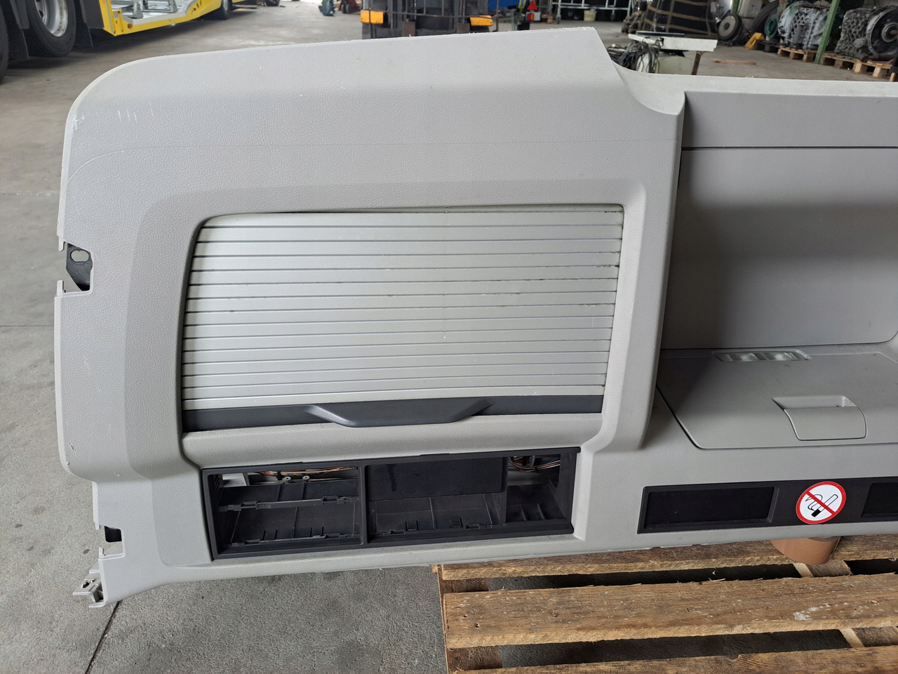 VOLVO PÓŁKA KONSOLA GÓRNA SCHOWEK VOLVO FH 13 LIFT VOLVO FM KABINA XL - Kabina i wnętrze do Samochodów ciężarowych: zdjęcie 2 VOLVO PÓŁKA KONSOLA GÓRNA SCHOWEK VOLVO FH 13 LIFT VOLVO FM KABINA XL - Kabina i wnętrze do Samochodów ciężarowych: zdjęcie 2