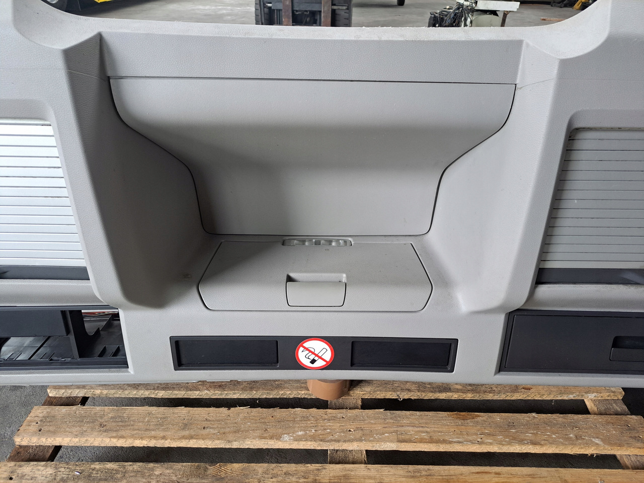 VOLVO PÓŁKA KONSOLA GÓRNA SCHOWEK VOLVO FH 13 LIFT VOLVO FM KABINA XL - Kabina i wnętrze do Samochodów ciężarowych: zdjęcie 3 VOLVO PÓŁKA KONSOLA GÓRNA SCHOWEK VOLVO FH 13 LIFT VOLVO FM KABINA XL - Kabina i wnętrze do Samochodów ciężarowych: zdjęcie 3