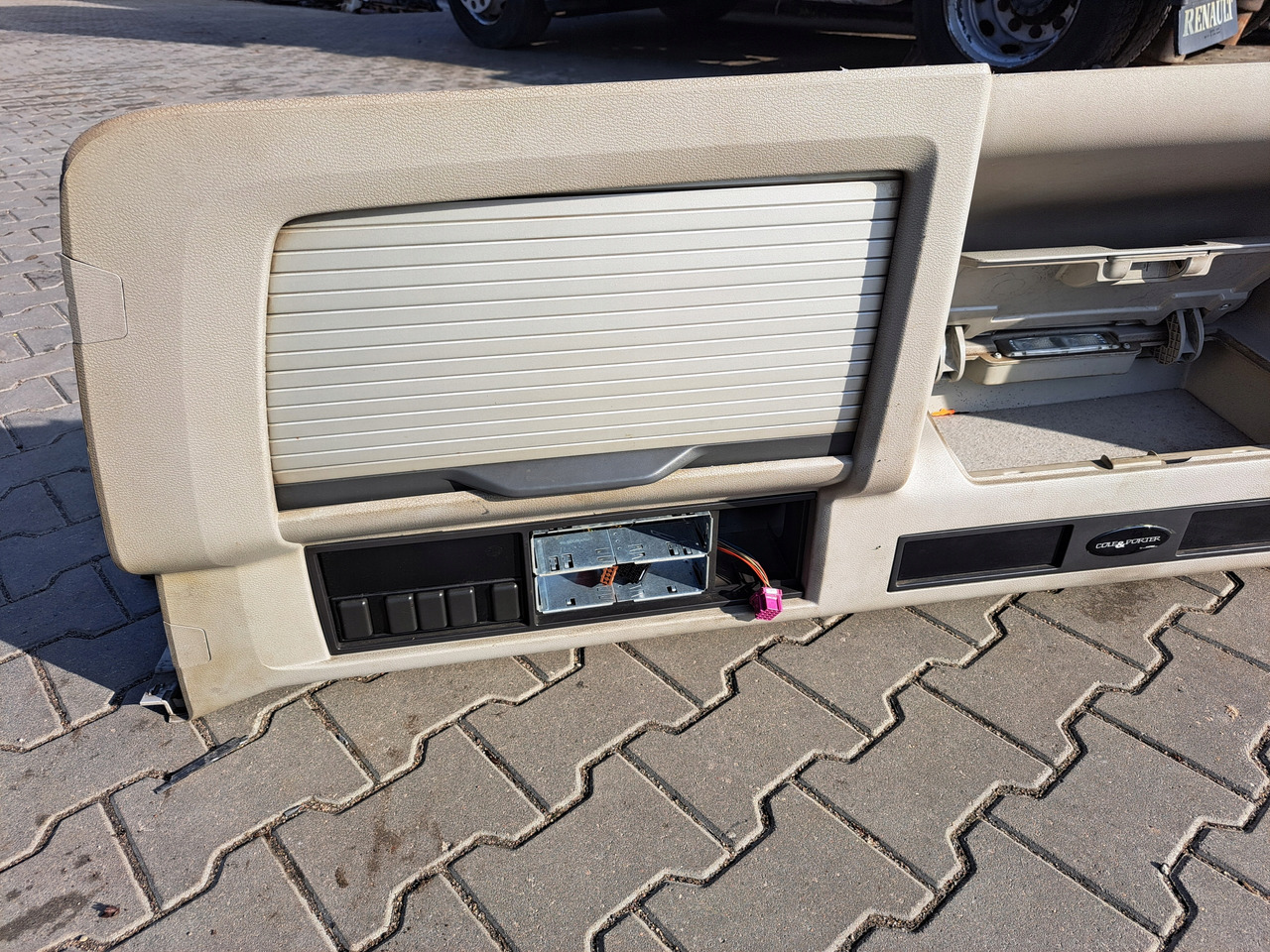 VOLVO PÓŁKA KONSOLA GÓRNA SCHOWEK VOLVO FM FH 13 LIFT GLOBETROTTER - Deska rozdzielcza do Samochodów ciężarowych: zdjęcie 2 VOLVO PÓŁKA KONSOLA GÓRNA SCHOWEK VOLVO FM FH 13 LIFT GLOBETROTTER - Deska rozdzielcza do Samochodów ciężarowych: zdjęcie 2