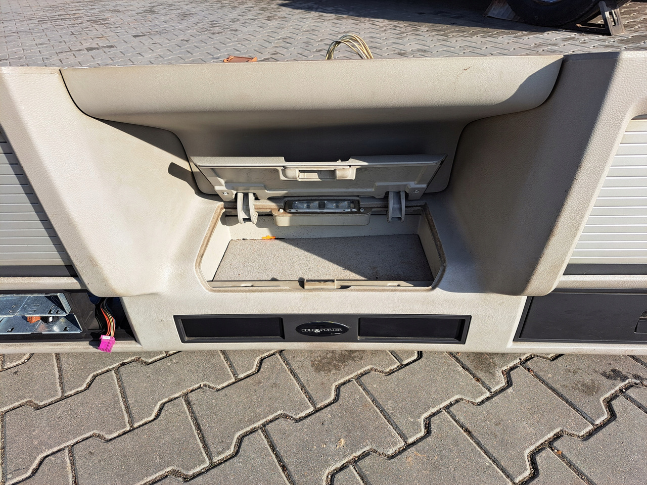 VOLVO PÓŁKA KONSOLA GÓRNA SCHOWEK VOLVO FM FH 13 LIFT GLOBETROTTER - Deska rozdzielcza do Samochodów ciężarowych: zdjęcie 4 VOLVO PÓŁKA KONSOLA GÓRNA SCHOWEK VOLVO FM FH 13 LIFT GLOBETROTTER - Deska rozdzielcza do Samochodów ciężarowych: zdjęcie 4