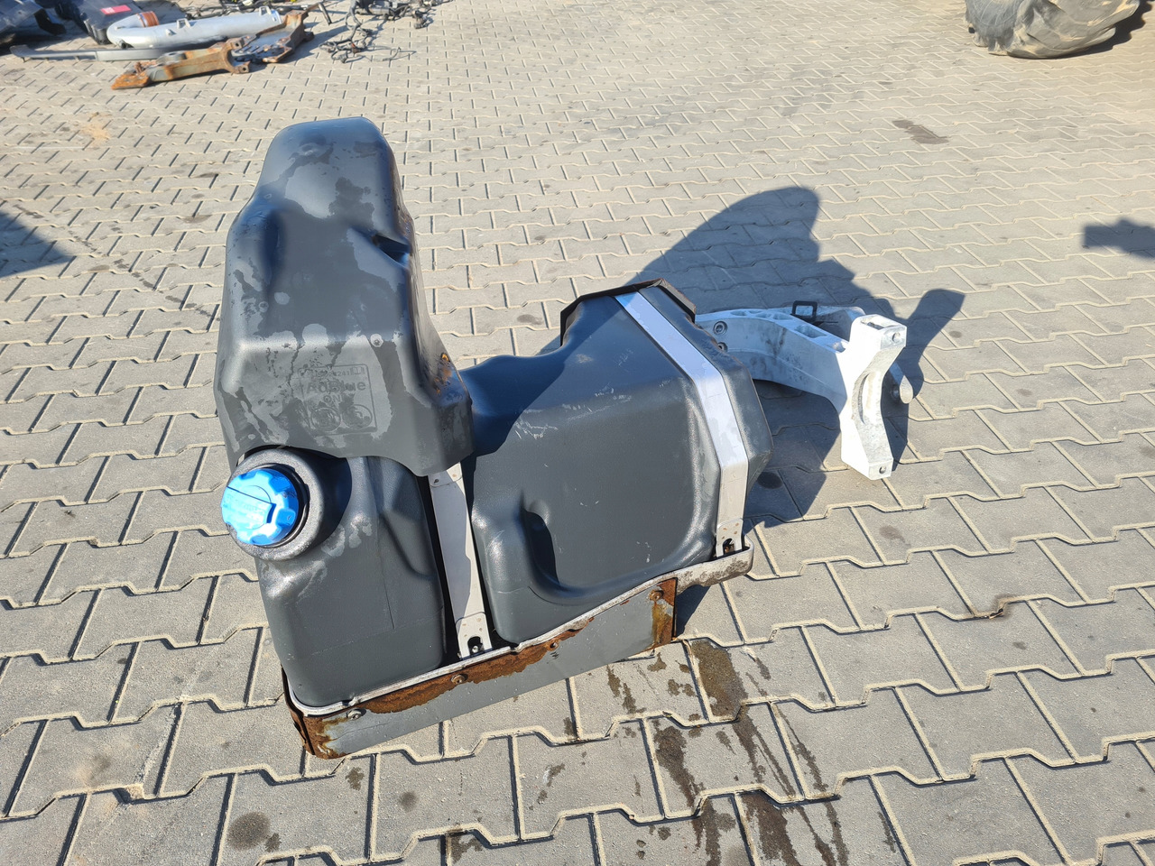 VOLVO ZBIORNIK ADBLUE NA RAMĘ MOCOWANIA RENAULT GAMA T VOLVO FH 4 FM 4 - Zbiornik na AdBlue do Samochodów ciężarowych: zdjęcie 1 VOLVO ZBIORNIK ADBLUE NA RAMĘ MOCOWANIA RENAULT GAMA T VOLVO FH 4 FM 4 - Zbiornik na AdBlue do Samochodów ciężarowych: zdjęcie 1