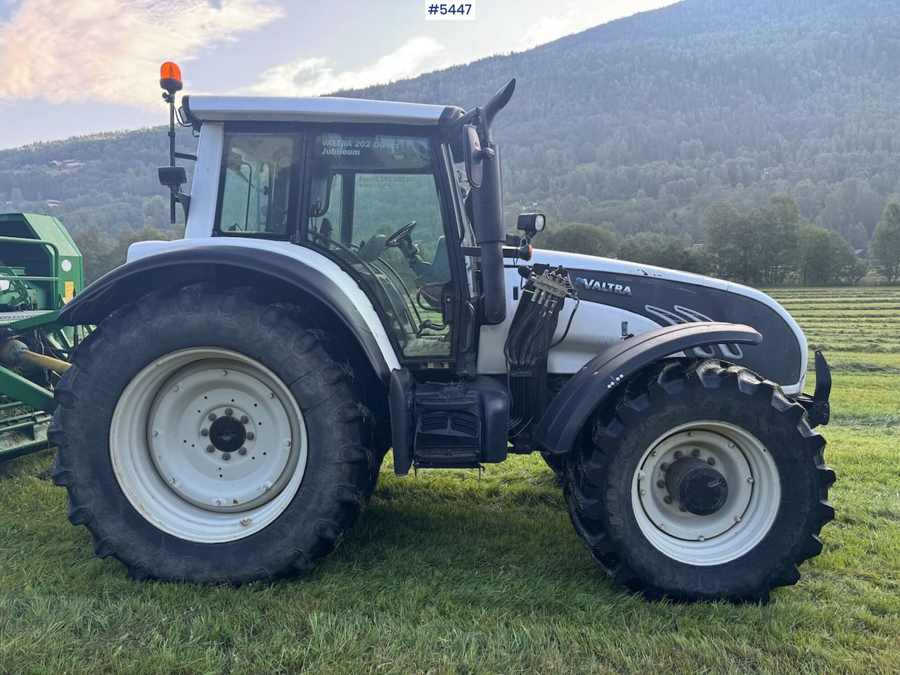 2009 Valtra T202 w/ loader - Ciągnik rolniczy: zdjęcie 2 2009 Valtra T202 w/ loader - Ciągnik rolniczy: zdjęcie 2