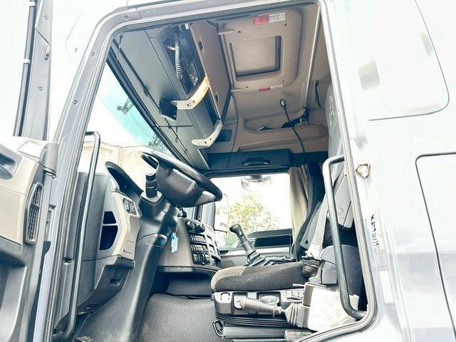 Zdjęcie wnętrza 1: Ciężarówka hakowiec, Samochod ciężarowy z HDS MAN 26.500 Abroller + Fassi F125A Kran 6x2-4 Allrad MAN 26.500 Abroller + Fassi F125A Kran 6x2-4 Allrad Zdjęcie wnętrza 1: Ciężarówka hakowiec, Samochod ciężarowy z HDS MAN 26.500 Abroller + Fassi F125A Kran 6x2-4 Allrad MAN 26.500 Abroller + Fassi F125A Kran 6x2-4 Allrad