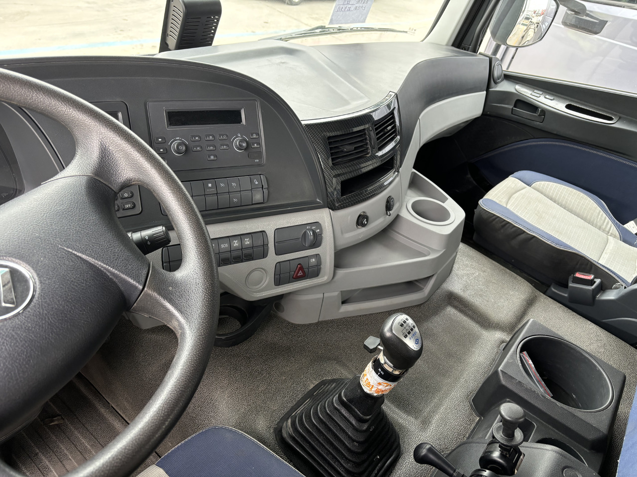 AUMAN GTL - Ciągnik siodłowy: zdjęcie 3 AUMAN GTL - Ciągnik siodłowy: zdjęcie 3