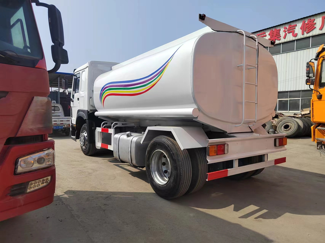 SINOTRUK HOWO - Samochód ciężarowy cysterna: zdjęcie 3 SINOTRUK HOWO - Samochód ciężarowy cysterna: zdjęcie 3