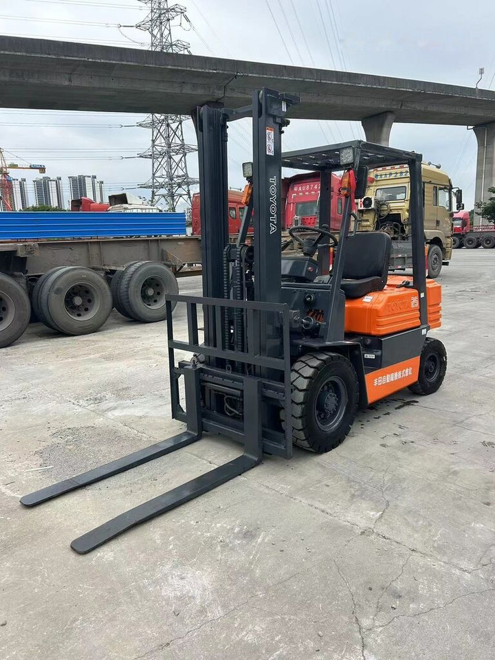 Toyota FD25 - Wózek widłowy diesel: zdjęcie 4 Toyota FD25 - Wózek widłowy diesel: zdjęcie 4