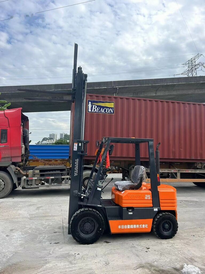 Toyota FD25 - Wózek widłowy diesel: zdjęcie 2 Toyota FD25 - Wózek widłowy diesel: zdjęcie 2