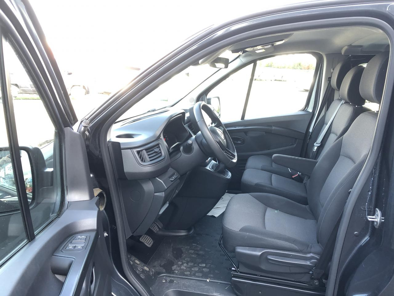 RENAULT Trafic L2 2.0 Energy dCi - 150 - S&S III COMBI Combi Zen L2H1 PHASE 3 - Mikrobus: zdjęcie 4 RENAULT Trafic L2 2.0 Energy dCi - 150 - S&S III COMBI Combi Zen L2H1 PHASE 3 - Mikrobus: zdjęcie 4