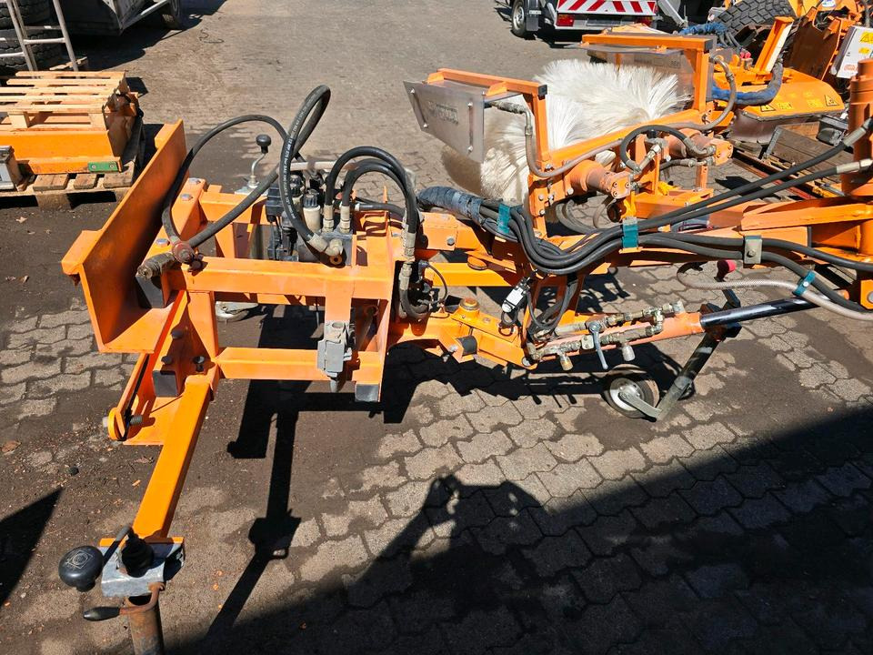 Leitpfostenwaschgerät WV 3-L für Unimog 405/10 405/12 U300 u400 300 500 318 218 423 430 530 Schmidt - Szczotka: zdjęcie 3 Leitpfostenwaschgerät WV 3-L für Unimog 405/10 405/12 U300 u400 300 500 318 218 423 430 530 Schmidt - Szczotka: zdjęcie 3