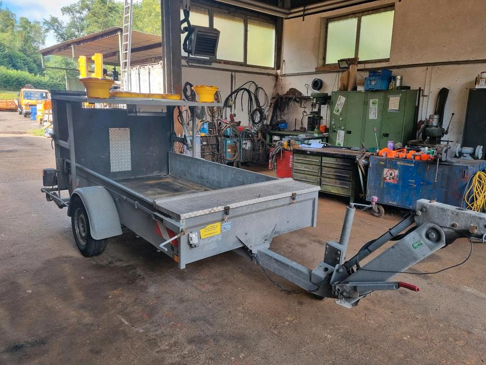 Mersch Absperrtafel Nissen VZ 616 B3 LED Ausführung Auffahrampe Verkehrsleittafel Verkehrsleitanhänger Verkehrssicherungsanhänger Horizont Trebbiner Verkehrssicherung Baustellenabsicherung Unimog Auto - Sprzęt budowlany, Przyczepa: zdjęcie 5 Mersch Absperrtafel Nissen VZ 616 B3 LED Ausführung Auffahrampe Verkehrsleittafel Verkehrsleitanhänger Verkehrssicherungsanhänger Horizont Trebbiner Verkehrssicherung Baustellenabsicherung Unimog Auto - Sprzęt budowlany, Przyczepa: zdjęcie 5