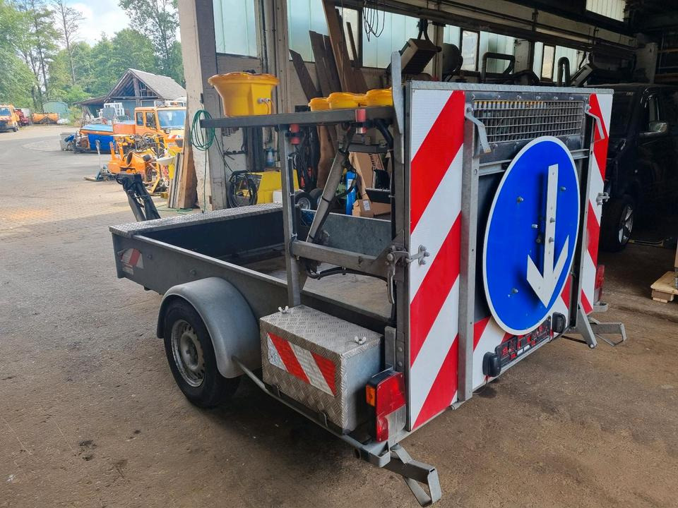 Mersch Absperrtafel Nissen VZ 616 B3 LED Ausführung Auffahrampe Verkehrsleittafel Verkehrsleitanhänger Verkehrssicherungsanhänger Horizont Trebbiner Verkehrssicherung Baustellenabsicherung Unimog Auto - Sprzęt budowlany, Przyczepa: zdjęcie 1 Mersch Absperrtafel Nissen VZ 616 B3 LED Ausführung Auffahrampe Verkehrsleittafel Verkehrsleitanhänger Verkehrssicherungsanhänger Horizont Trebbiner Verkehrssicherung Baustellenabsicherung Unimog Auto - Sprzęt budowlany, Przyczepa: zdjęcie 1