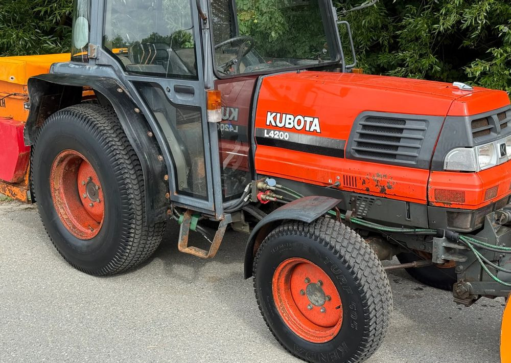 Kubota * Traktor KUBOTA L4200 * 4x4 * Pług Piaskarka * Wałek Przód Tył * Sprowadzony* Zimowe Utrzymanie - Ciągnik rolniczy: zdjęcie 4 Kubota * Traktor KUBOTA L4200 * 4x4 * Pług Piaskarka * Wałek Przód Tył * Sprowadzony* Zimowe Utrzymanie - Ciągnik rolniczy: zdjęcie 4