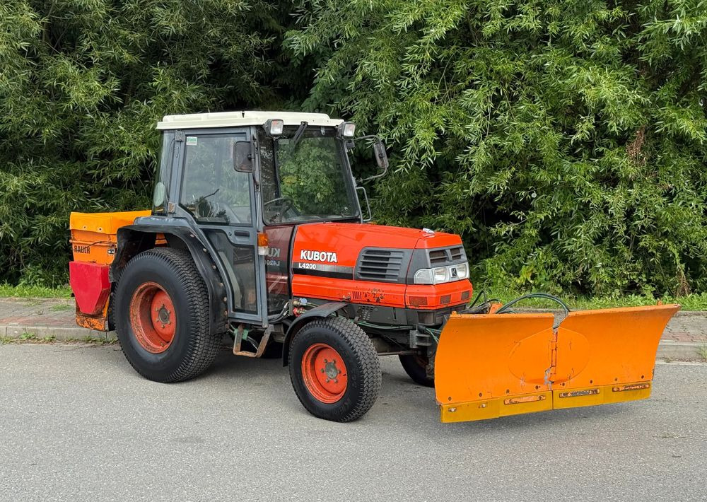 Kubota * Traktor KUBOTA L4200 * 4x4 * Pług Piaskarka * Wałek Przód Tył * Sprowadzony* Zimowe Utrzymanie - Ciągnik rolniczy: zdjęcie 1 Kubota * Traktor KUBOTA L4200 * 4x4 * Pług Piaskarka * Wałek Przód Tył * Sprowadzony* Zimowe Utrzymanie - Ciągnik rolniczy: zdjęcie 1