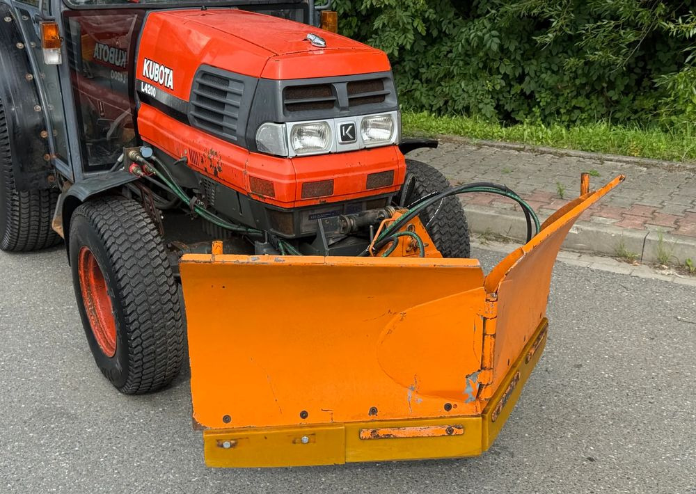 Kubota * Traktor KUBOTA L4200 * 4x4 * Pług Piaskarka * Wałek Przód Tył * Sprowadzony* Zimowe Utrzymanie - Ciągnik rolniczy: zdjęcie 3 Kubota * Traktor KUBOTA L4200 * 4x4 * Pług Piaskarka * Wałek Przód Tył * Sprowadzony* Zimowe Utrzymanie - Ciągnik rolniczy: zdjęcie 3