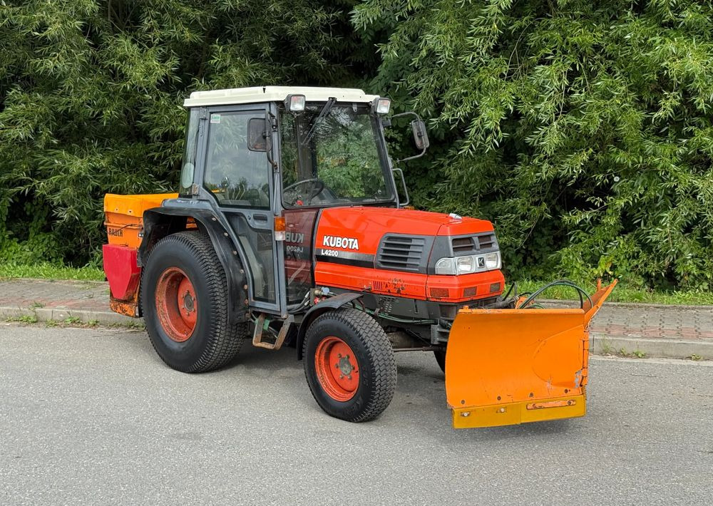 Kubota * Traktor KUBOTA L4200 * 4x4 * Pług Piaskarka * Wałek Przód Tył * Sprowadzony* Zimowe Utrzymanie - Ciągnik rolniczy: zdjęcie 2 Kubota * Traktor KUBOTA L4200 * 4x4 * Pług Piaskarka * Wałek Przód Tył * Sprowadzony* Zimowe Utrzymanie - Ciągnik rolniczy: zdjęcie 2