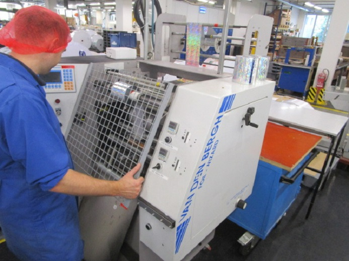 VAN DEN BERGH FOIL-WIZARD (Heissfolienprägung) INKL. ROLLENABWICKLER HUNKELER - Maszyna drukarska: zdjęcie 2 VAN DEN BERGH FOIL-WIZARD (Heissfolienprägung) INKL. ROLLENABWICKLER HUNKELER - Maszyna drukarska: zdjęcie 2