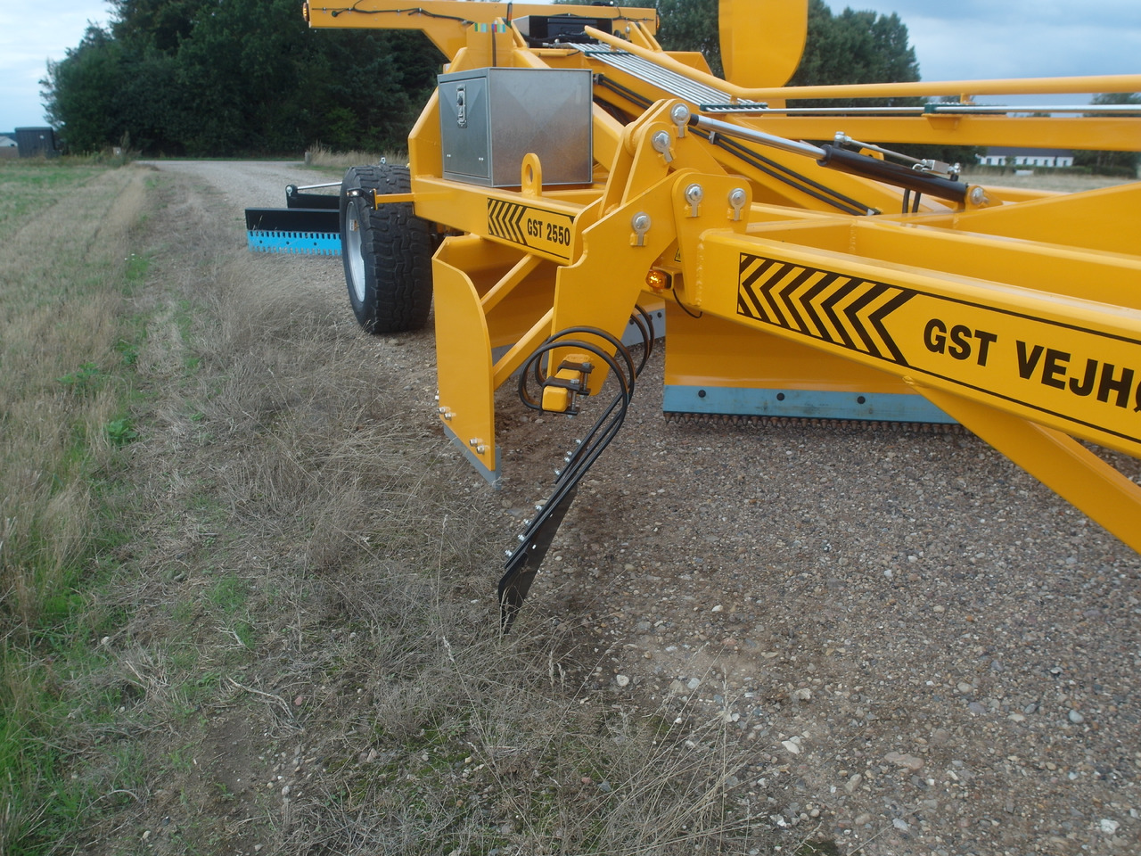 GST 2550 Gravel road tractor Grader - Równiarka: zdjęcie 2 GST 2550 Gravel road tractor Grader - Równiarka: zdjęcie 2