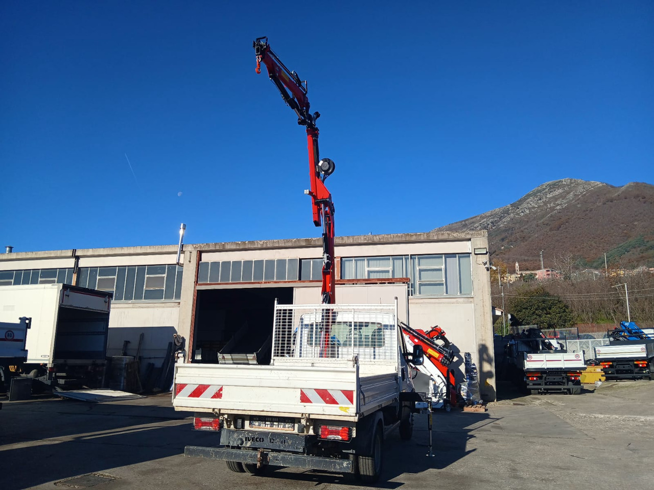 IVECO DAILY 35-120 - Samochod ciężarowy z HDS: zdjęcie 4 IVECO DAILY 35-120 - Samochod ciężarowy z HDS: zdjęcie 4