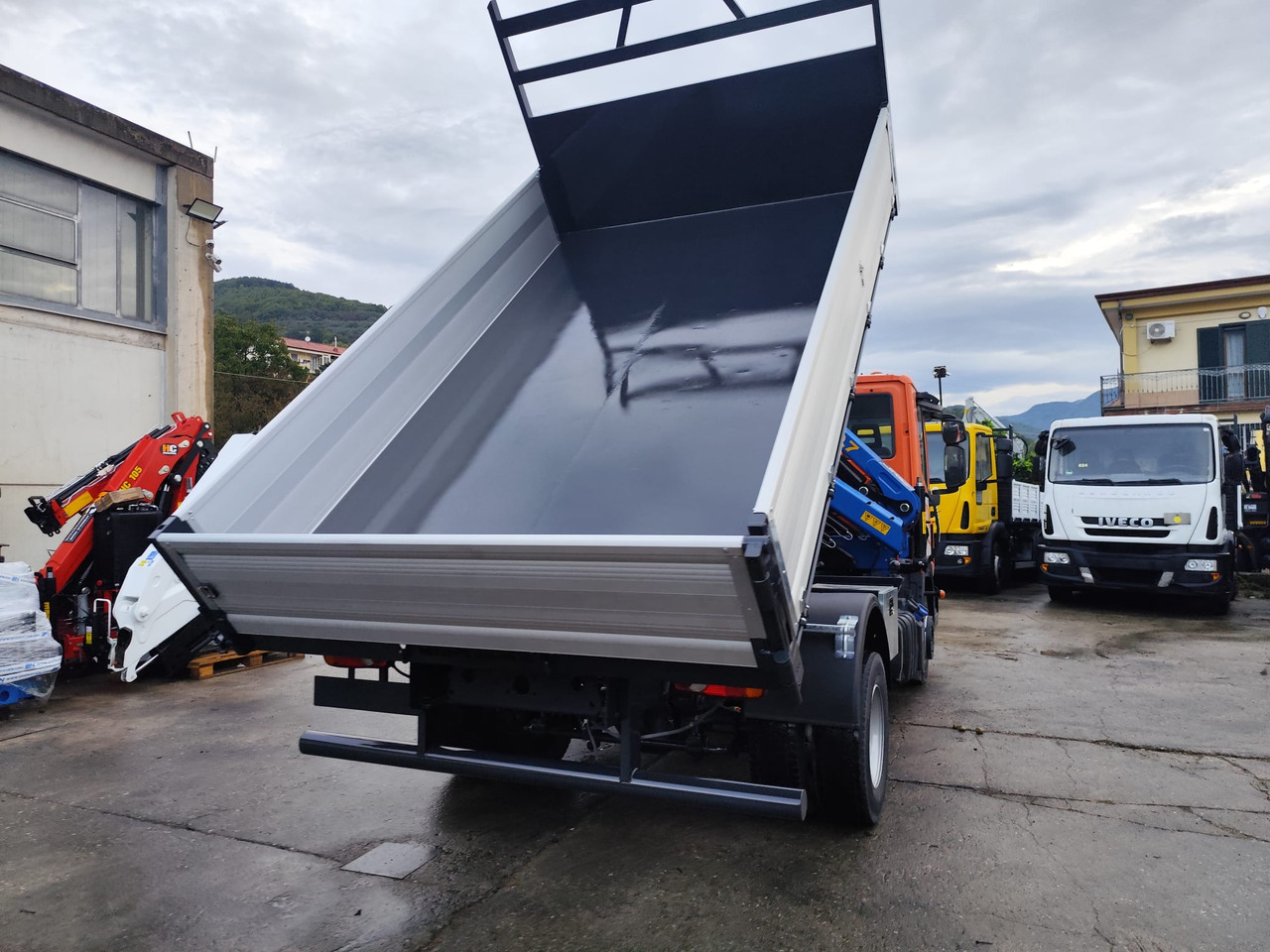 IVECO EUROCARGO 120-90L - Samochod ciężarowy z HDS, Wywrotka: zdjęcie 2 IVECO EUROCARGO 120-90L - Samochod ciężarowy z HDS, Wywrotka: zdjęcie 2