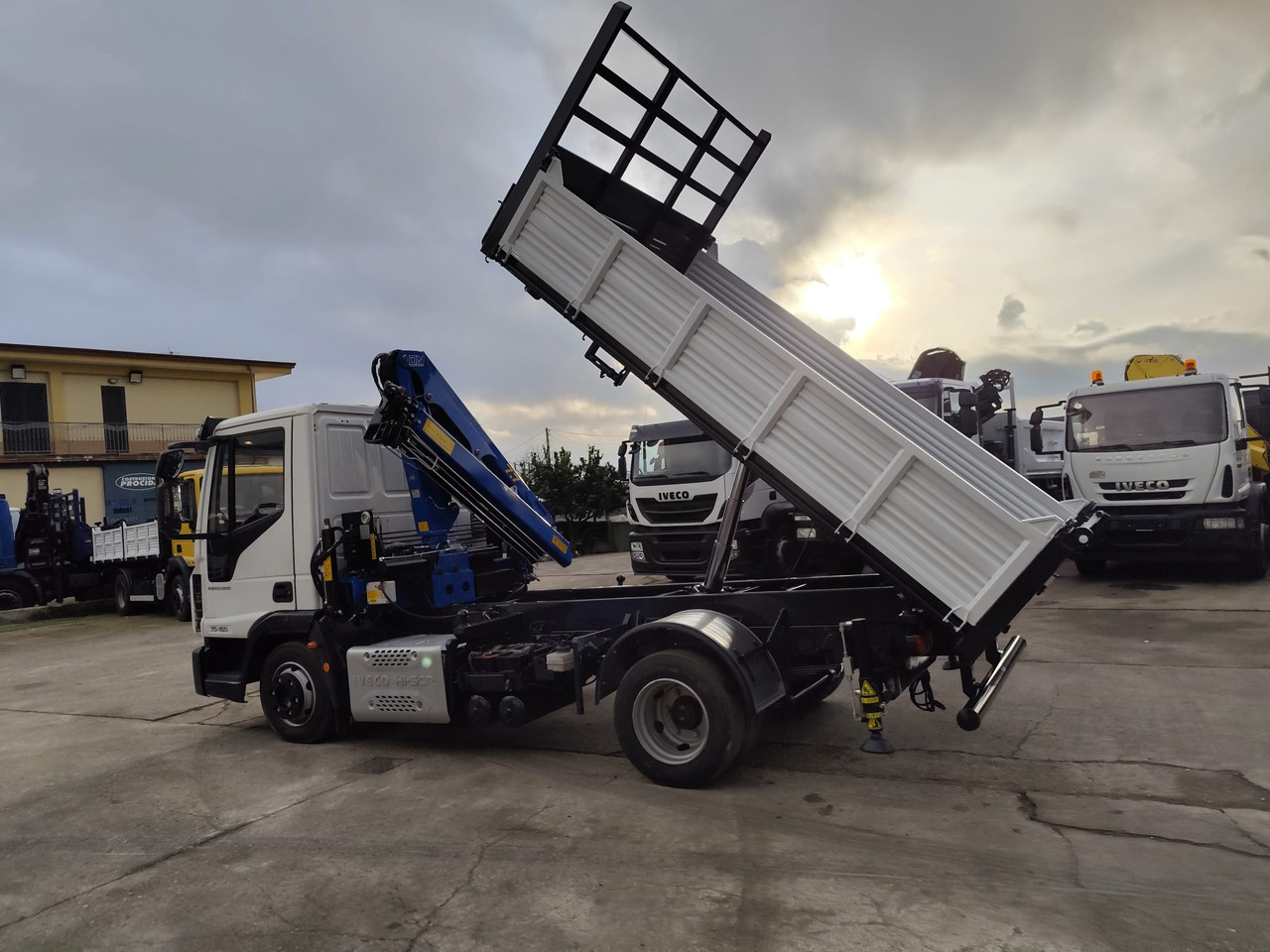 IVECO EUROCARGO 75-160 - Wywrotka, Samochod ciężarowy z HDS: zdjęcie 3 IVECO EUROCARGO 75-160 - Wywrotka, Samochod ciężarowy z HDS: zdjęcie 3