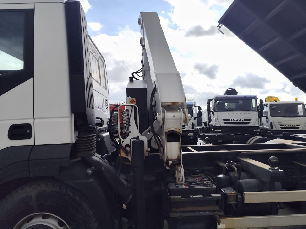 IVECO STRALIS AD 190S31P - Samochod ciężarowy z HDS, Wywrotka: zdjęcie 2 IVECO STRALIS AD 190S31P - Samochod ciężarowy z HDS, Wywrotka: zdjęcie 2