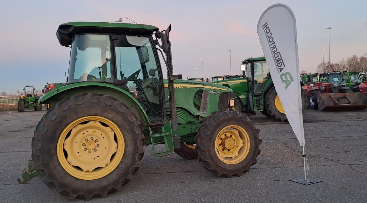 JOHN DEERE 5820 - Ciągnik rolniczy: zdjęcie 2 JOHN DEERE 5820 - Ciągnik rolniczy: zdjęcie 2