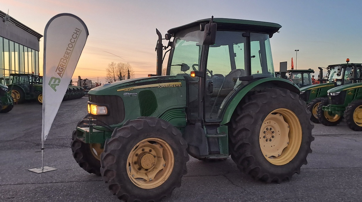 JOHN DEERE 5820 - Ciągnik rolniczy: zdjęcie 1 JOHN DEERE 5820 - Ciągnik rolniczy: zdjęcie 1