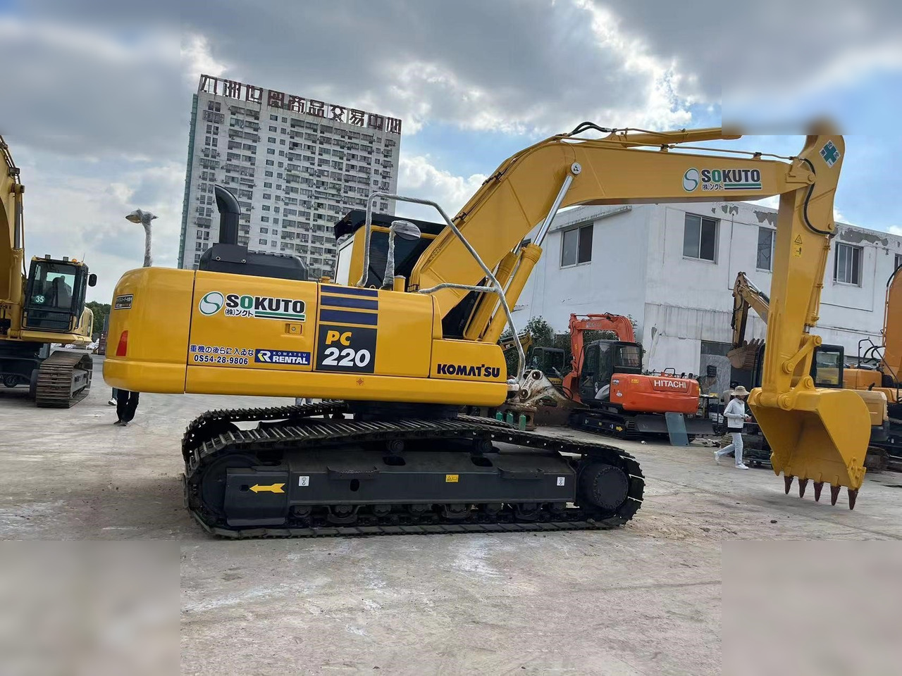 KOMATSU PC220-8 - Koparka gąsienicowa: zdjęcie 1 KOMATSU PC220-8 - Koparka gąsienicowa: zdjęcie 1