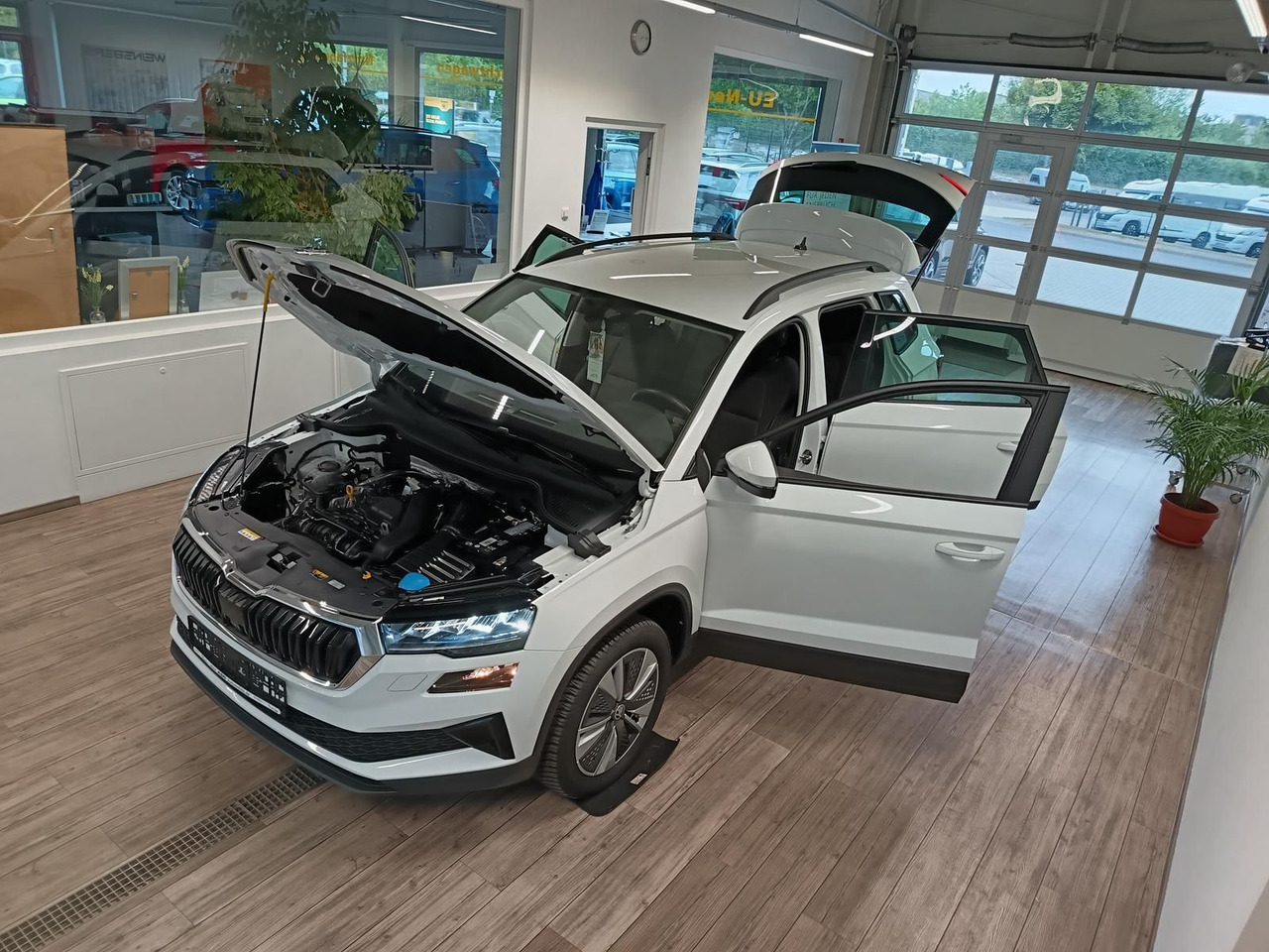 Skoda Karoq Style 1,5TSI DSG*AHK-VORBER*NAVI*LED*R-KAM - SUV: zdjęcie 2 Skoda Karoq Style 1,5TSI DSG*AHK-VORBER*NAVI*LED*R-KAM - SUV: zdjęcie 2