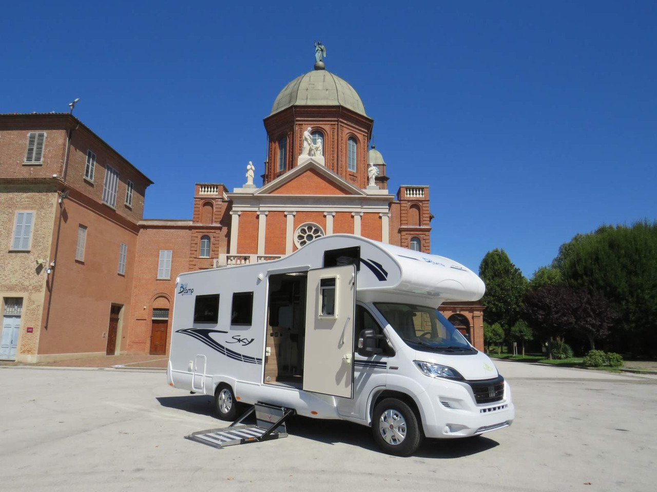 Nowy Kamper z alkową Fiat Ducato RETRACTABLE PLATFORM (300KG CAPACITY): zdjęcie 9