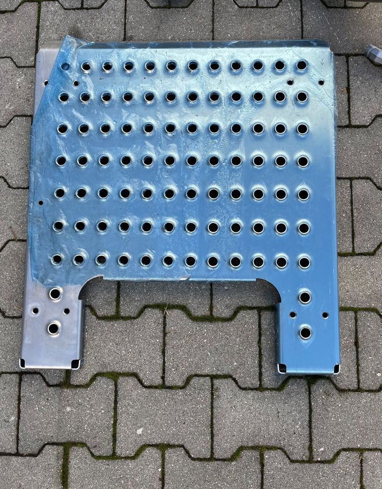 Podest zbiornika Volvo FH FM NOWY pokrywa płyta - Nadwozie i zewnętrzne elementy do Samochodów ciężarowych: zdjęcie 1 Podest zbiornika Volvo FH FM NOWY pokrywa płyta - Nadwozie i zewnętrzne elementy do Samochodów ciężarowych: zdjęcie 1