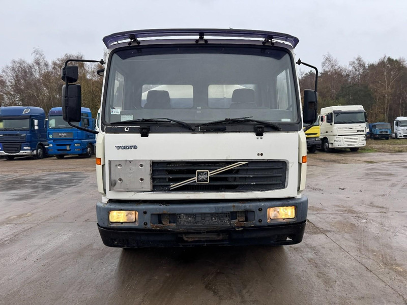 Volvo FL 6 - 220 (11000 L / 2 COMPARTMENTS / 18 TON / MANUAL GEARBOX / PERFECT) - Samochód ciężarowy cysterna: zdjęcie 2 Volvo FL 6 - 220 (11000 L / 2 COMPARTMENTS / 18 TON / MANUAL GEARBOX / PERFECT) - Samochód ciężarowy cysterna: zdjęcie 2