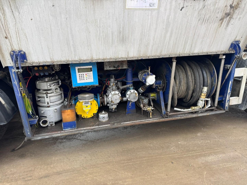 Volvo FL 6 - 220 (11000 L / 2 COMPARTMENTS / 18 TON / MANUAL GEARBOX / PERFECT) - Samochód ciężarowy cysterna: zdjęcie 5 Volvo FL 6 - 220 (11000 L / 2 COMPARTMENTS / 18 TON / MANUAL GEARBOX / PERFECT) - Samochód ciężarowy cysterna: zdjęcie 5