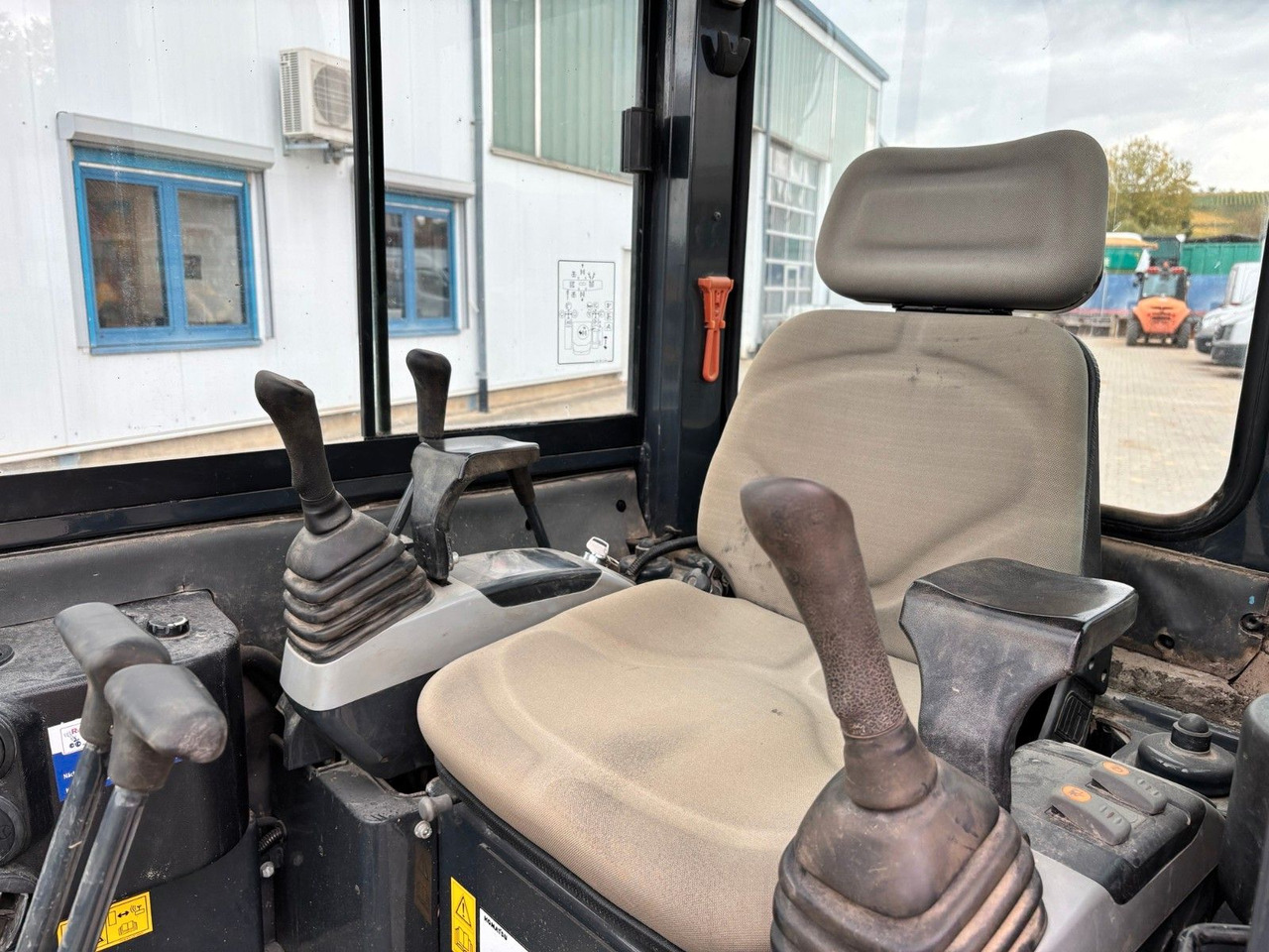 Komatsu PC26MR-3 - Minikoparka: zdjęcie 4 Komatsu PC26MR-3 - Minikoparka: zdjęcie 4