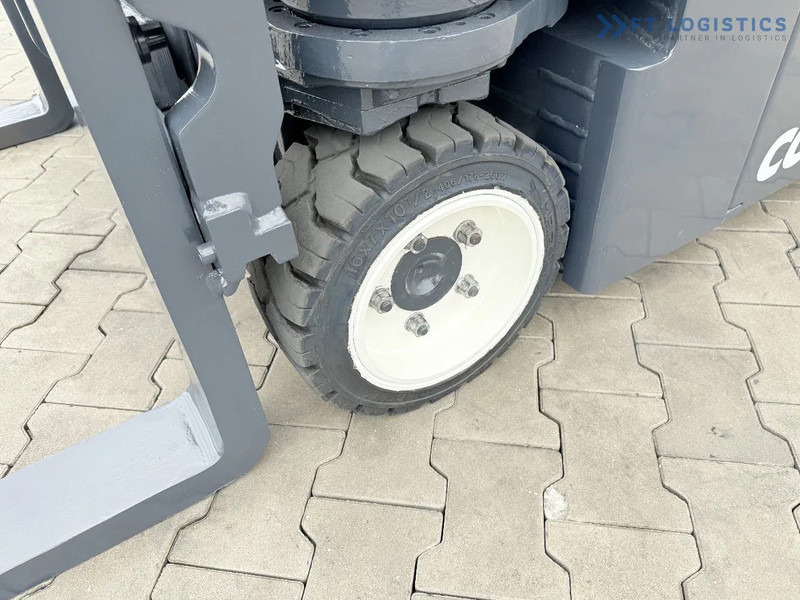 Combilift Combilift CBE2500 / TRIPLEX / 5500MM / FREE LIFT / ELECTRIC DRIVE / ONLY 2300 MTH / FORK POSITIONER / SIDE SHIFT / NEW TYRES / L - Wózek 4-kierunkowy: zdjęcie 4 Combilift Combilift CBE2500 / TRIPLEX / 5500MM / FREE LIFT / ELECTRIC DRIVE / ONLY 2300 MTH / FORK POSITIONER / SIDE SHIFT / NEW TYRES / L - Wózek 4-kierunkowy: zdjęcie 4