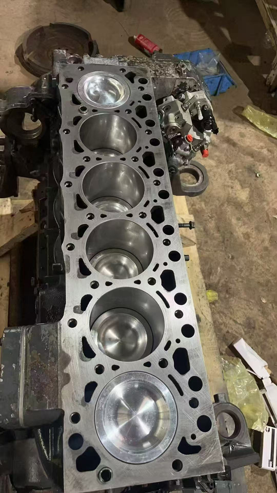 KOMATSU SAA6D107E-1 - Blok cylindrów do Koparek: zdjęcie 1 KOMATSU SAA6D107E-1 - Blok cylindrów do Koparek: zdjęcie 1