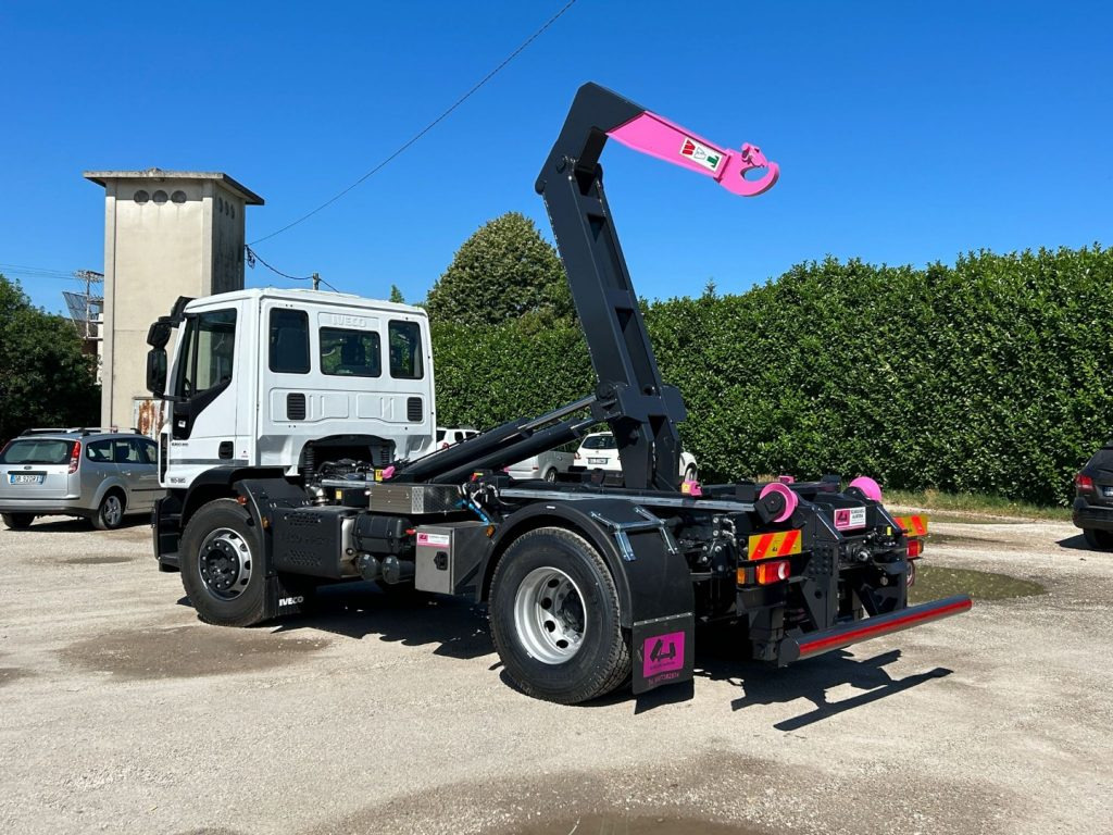 IVECO EUROCARGO 180E32K NUOVO SCARRABILE - Ciężarówka hakowiec: zdjęcie 4 IVECO EUROCARGO 180E32K NUOVO SCARRABILE - Ciężarówka hakowiec: zdjęcie 4