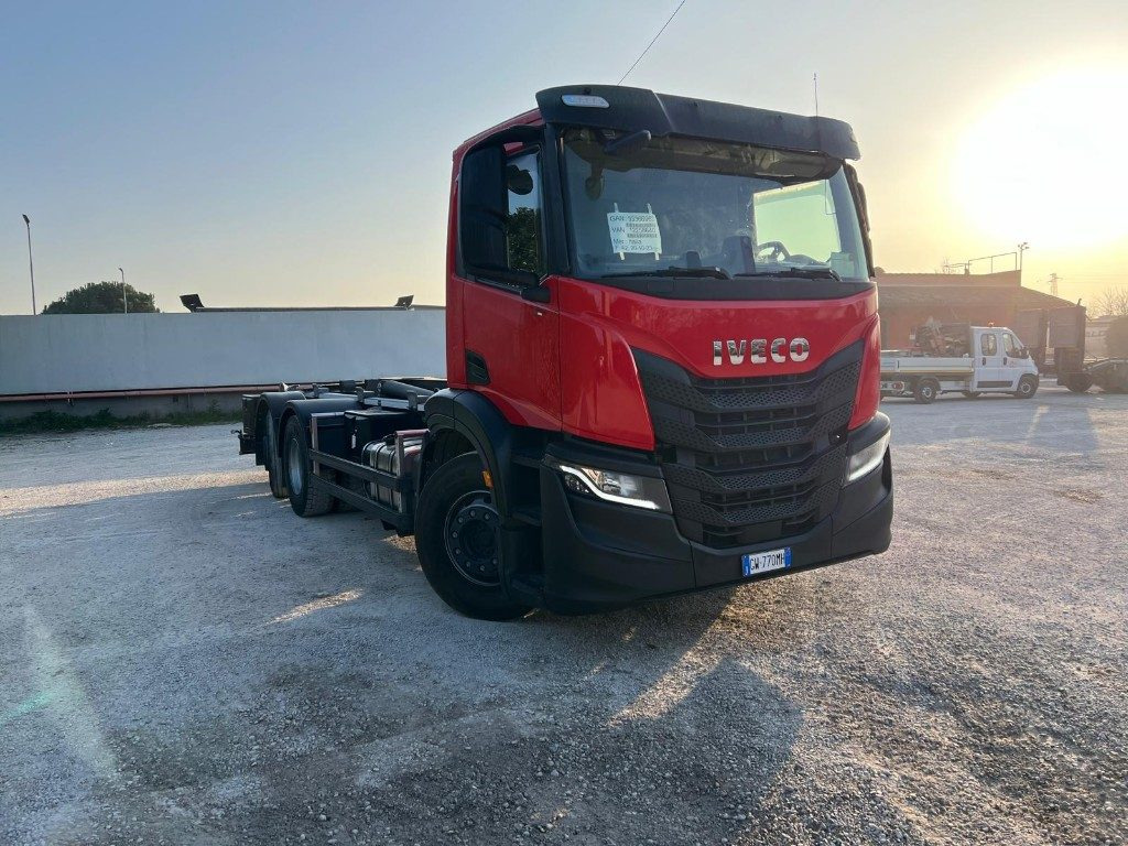 IVECO X-WAY AD260 NUOVO TARGATO SCARRABILE - Ciężarówka hakowiec: zdjęcie 2 IVECO X-WAY AD260 NUOVO TARGATO SCARRABILE - Ciężarówka hakowiec: zdjęcie 2
