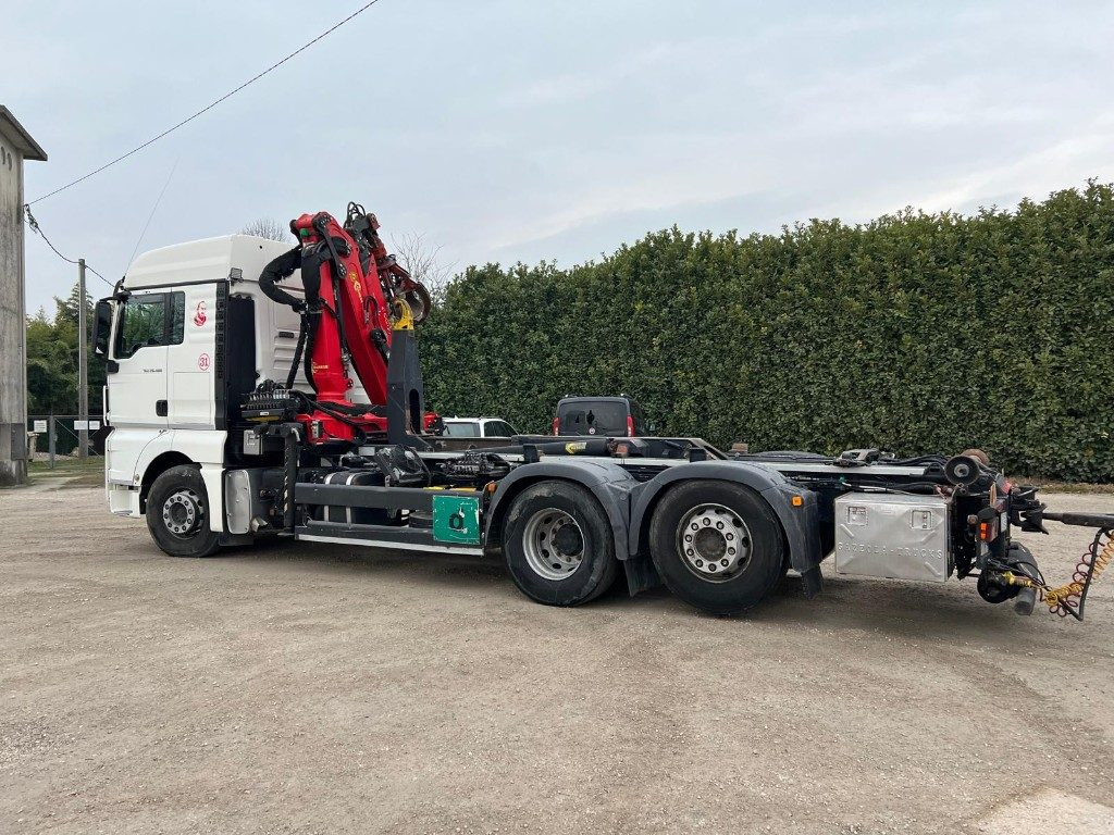 MAN TGX 26.480 SCARRABILE CON GRU - Ciężarówka hakowiec: zdjęcie 4 MAN TGX 26.480 SCARRABILE CON GRU - Ciężarówka hakowiec: zdjęcie 4