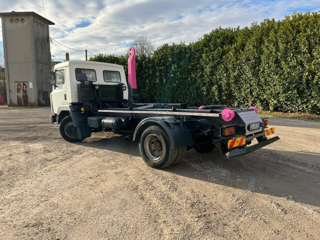 NISSAN 130/115 SCARRABILE - Ciężarówka hakowiec: zdjęcie 3 NISSAN 130/115 SCARRABILE - Ciężarówka hakowiec: zdjęcie 3