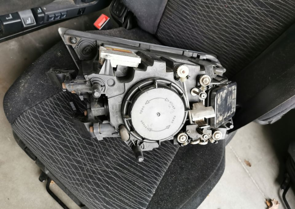 LAMPA XENON VOLVO FH 13 ORYGINAŁ PRAWA - Reflektor do Samochodów ciężarowych: zdjęcie 2 LAMPA XENON VOLVO FH 13 ORYGINAŁ PRAWA - Reflektor do Samochodów ciężarowych: zdjęcie 2