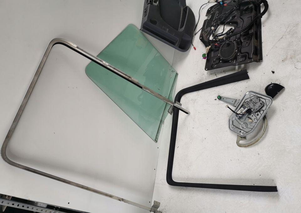 SZYBA TANPICERKA MECHANIZM ZAMEK SCANIA CP PRAWA - Drzwi i części do Samochodów ciężarowych: zdjęcie 3 SZYBA TANPICERKA MECHANIZM ZAMEK SCANIA CP PRAWA - Drzwi i części do Samochodów ciężarowych: zdjęcie 3