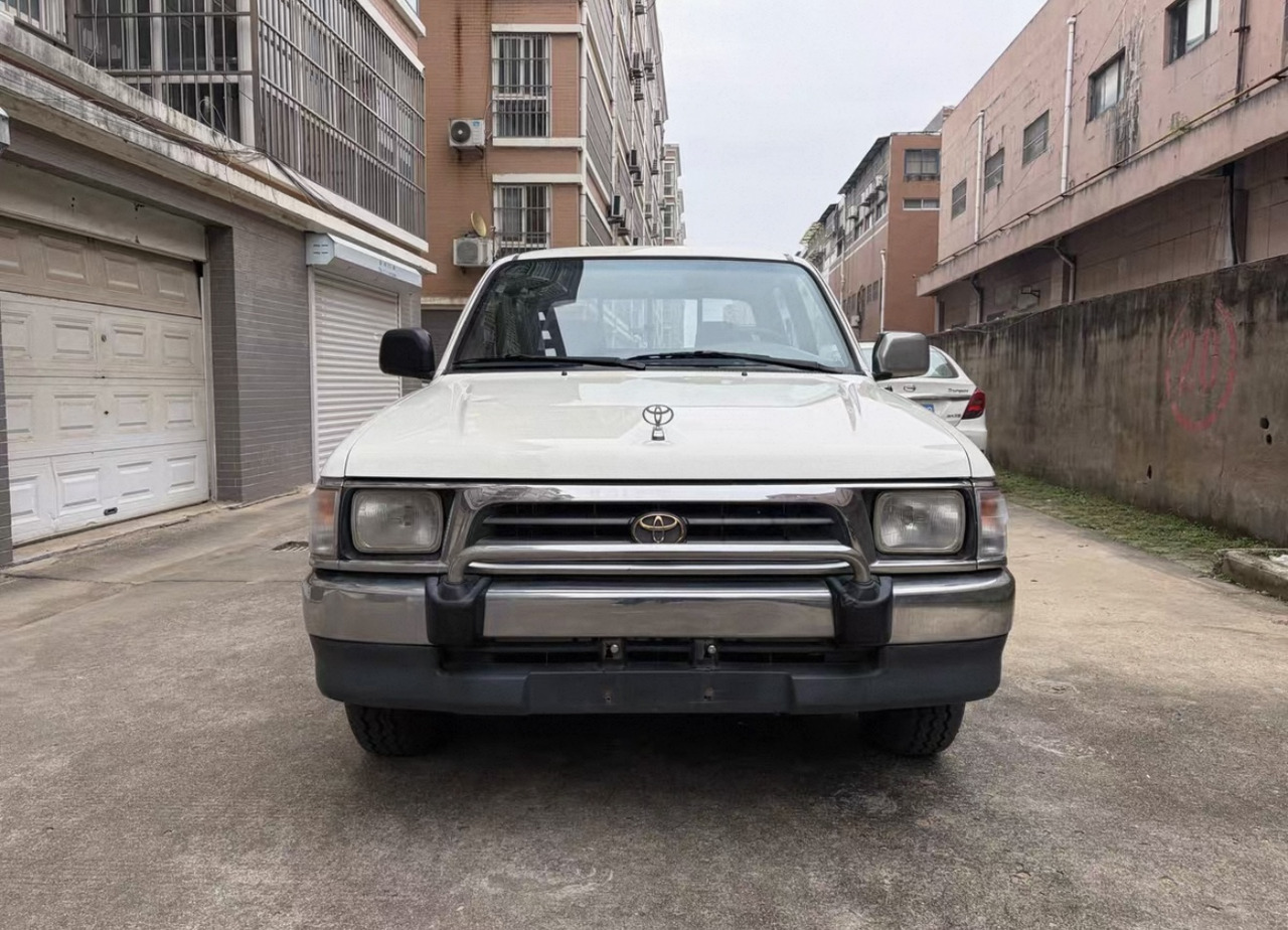 TOYOTA Toyota Hilux Truck Click for Discount - Wywrotka: zdjęcie 2 TOYOTA Toyota Hilux Truck Click for Discount - Wywrotka: zdjęcie 2